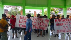 Puluhan Warga Desa Bandungrejo Sawit Tuntut Segera Dilaksanakan PAW-KPD dan BPD tidak hadir