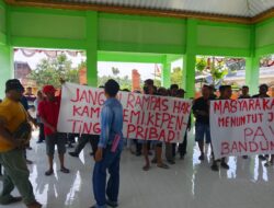 Puluhan Warga Desa Bandungrejo Sawit Tuntut Segera Dilaksanakan PAW-KPD dan BPD tidak hadir