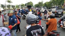 Wujud Kepedulian, AWPI DPC Bojonegoro Bagikan Takjil di Depan Gedung DPRD