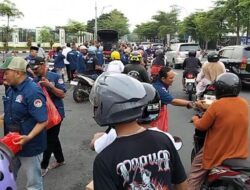 Wujud Kepedulian, AWPI DPC Bojonegoro Bagikan Takjil di Depan Gedung DPRD